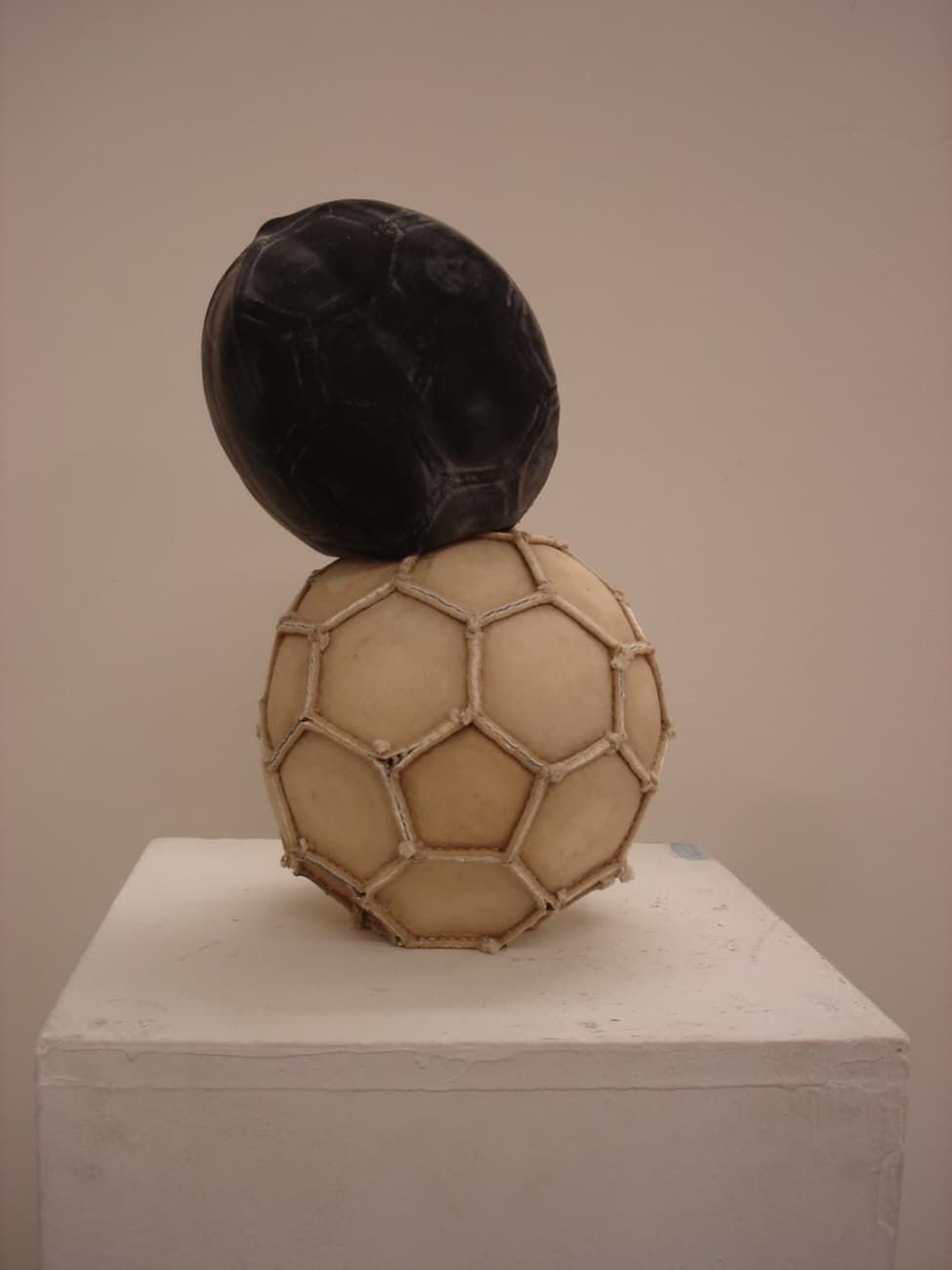 Jeremias Bucher, «Fussball», 2007, Lederfussball umgestülpt, ca. 22 x 22 x 40 cm