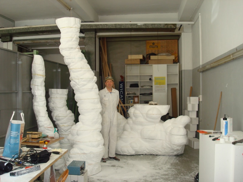 Max Grüter im Atelier beim Bau der Aussenplastik «Bubentraum», Juni 2008. Foto: Gaspare Honegger