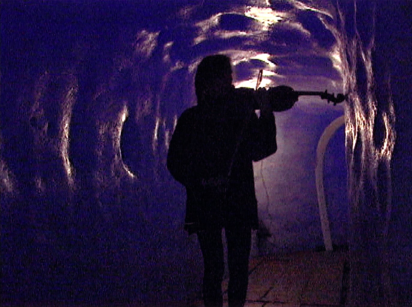 Charlotte Hug, «Im Rhonegletscher», 1999, Performance; Foto: Alberto Venzago